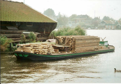 de oude vos volgeladen op zijn ligplaats, een nostalgisch plaatje